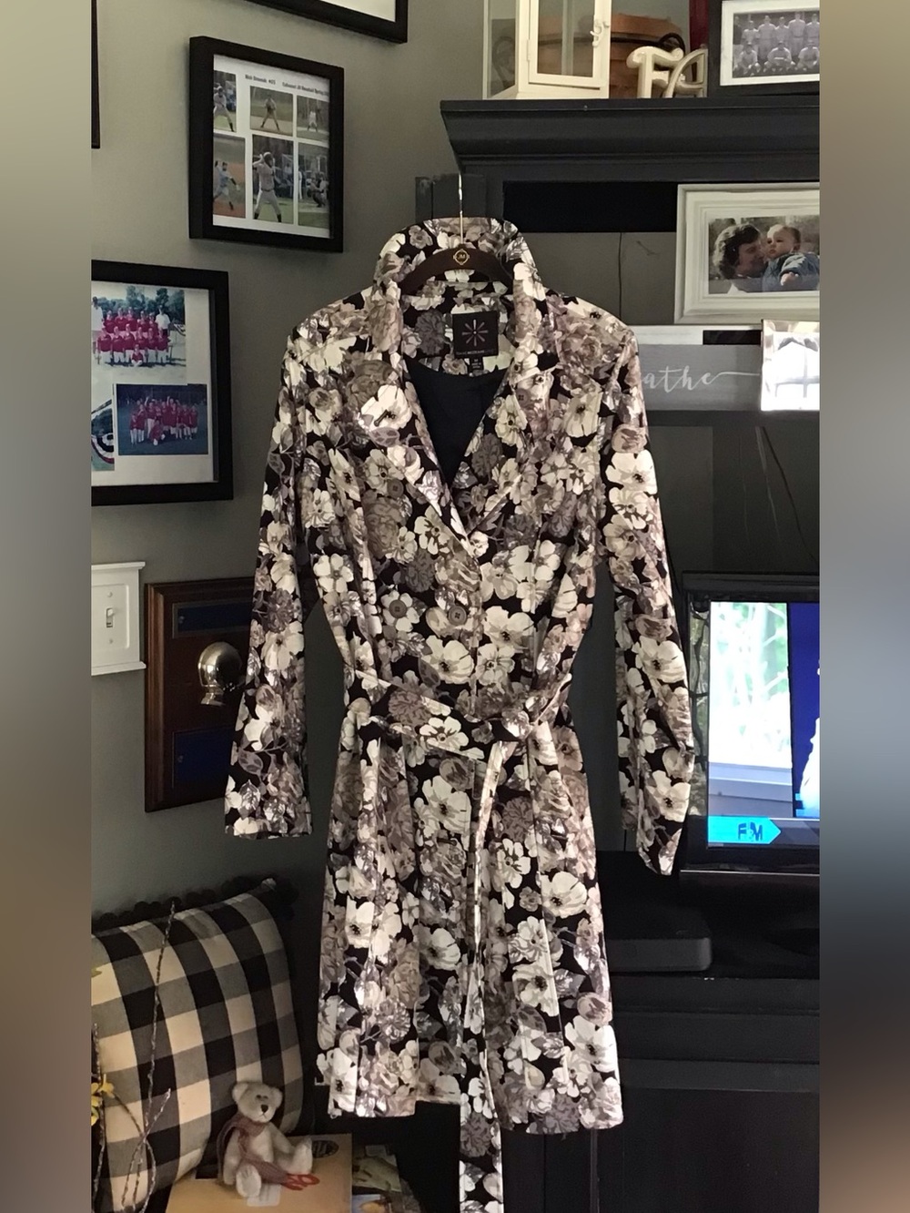 New/never worn Isaac Mizrahi floral double breasted classic trench, size M